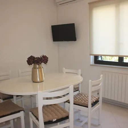 Geraeumige Charmante In Der Naehe Des Meeres By Interhome Apartment *